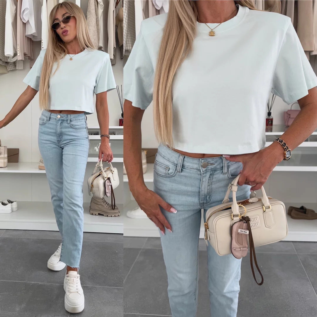Kvinders cropped T-shirt i iøjnefaldende leopardmønster