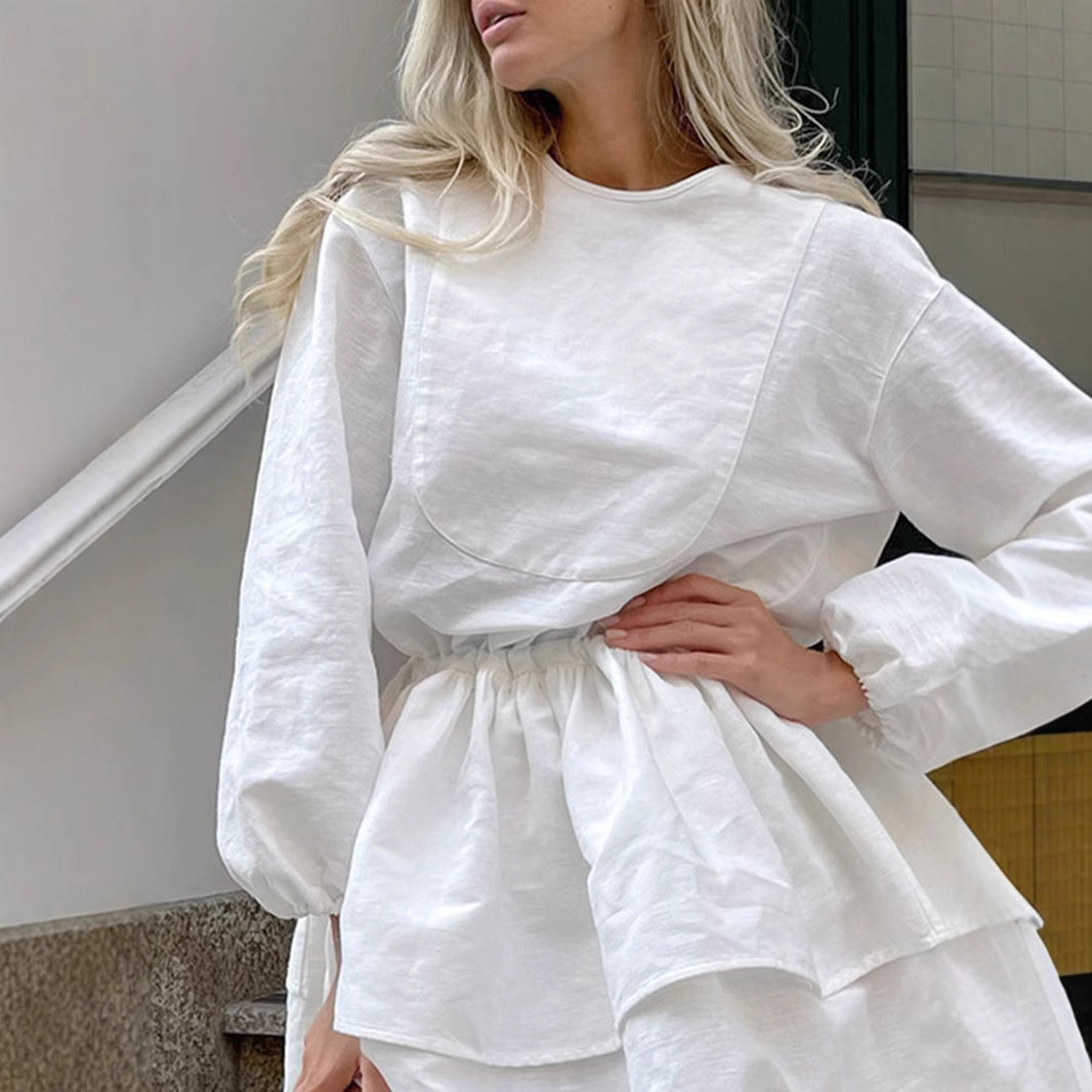 Dame oprindeligt stylet kjole med voluminøse flæser og figursyet design Stilla
