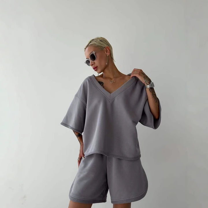 Kvinders afslappede sportsæt med oversized top og komfortable shorts