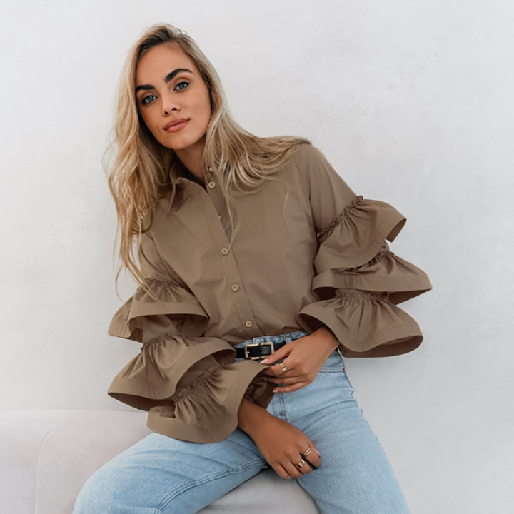 Damebluse med voluminøse flæseærmer og klassisk krave Stilla