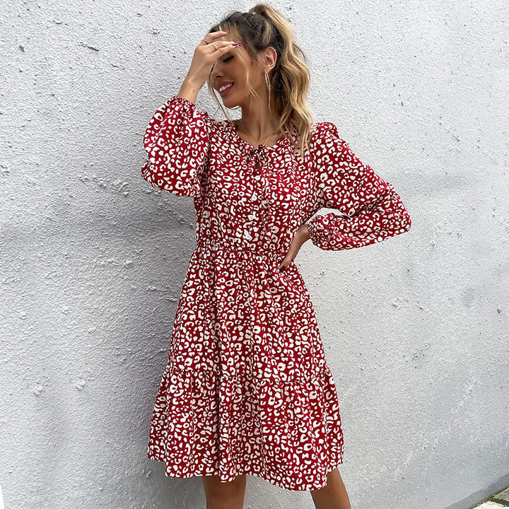 Dame Midikjole med Floral Dyreprint og Elegant Knapliste Skovae