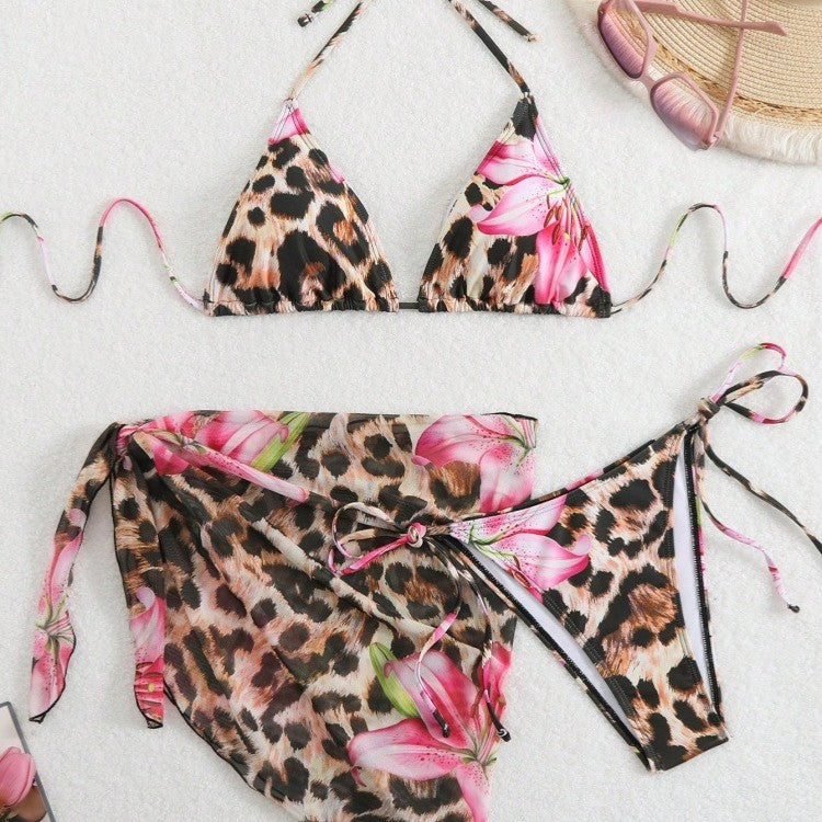 Dame bikini sæt med elegant leopard mønster og legende blomster detaljer Skovae