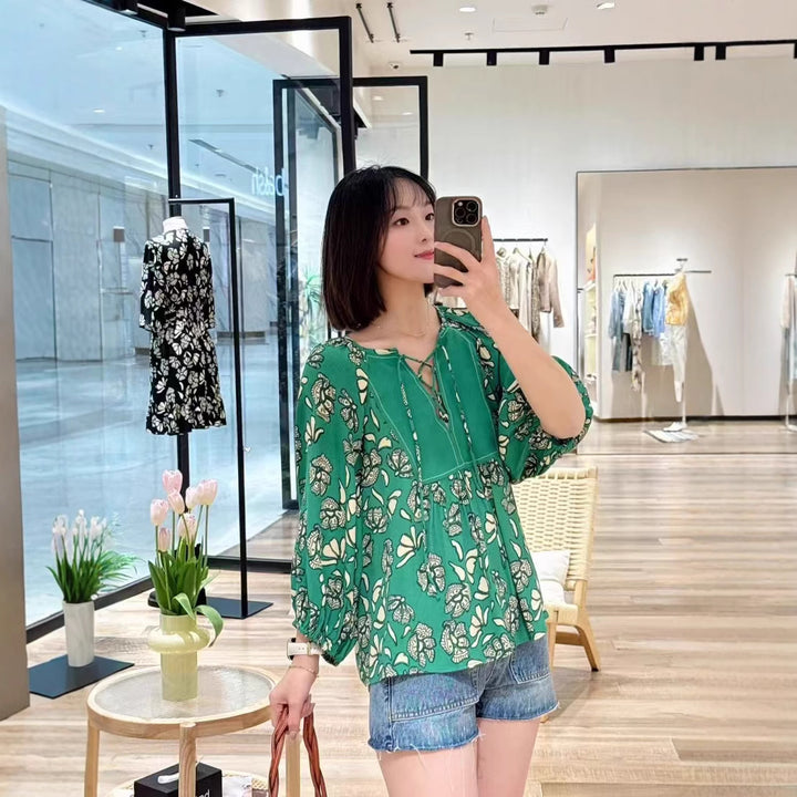 Damebluse med blomstermønster og bindedetalje Stilla