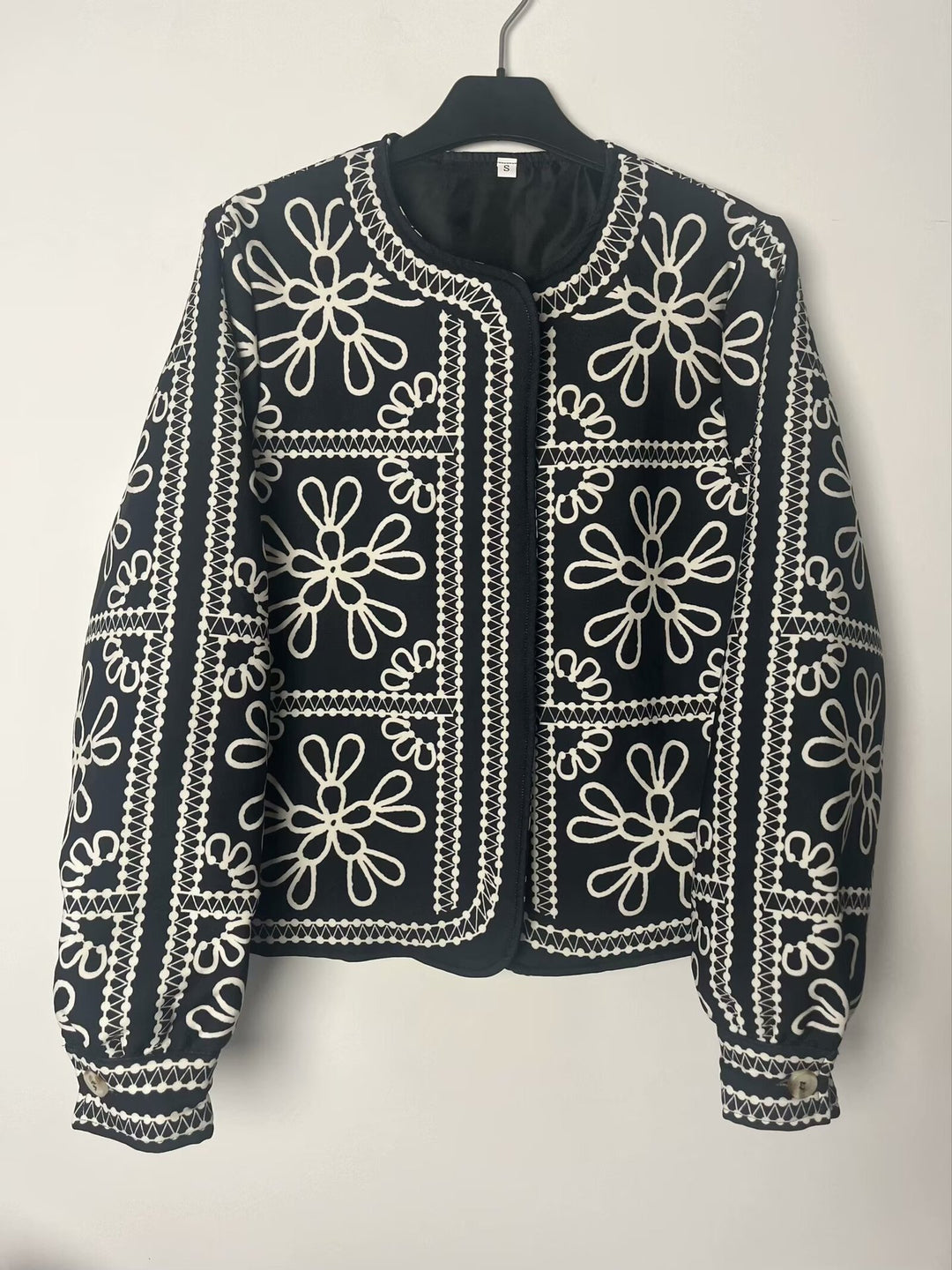 Kvinders patchwork designjakke med blomster mønster og elegante applikationer Stilla