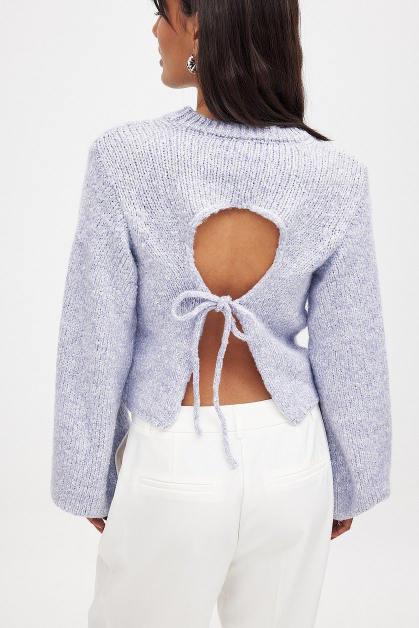 Kvinders afslappede strikket sweater med elegant rygudskæring og knude Stilla