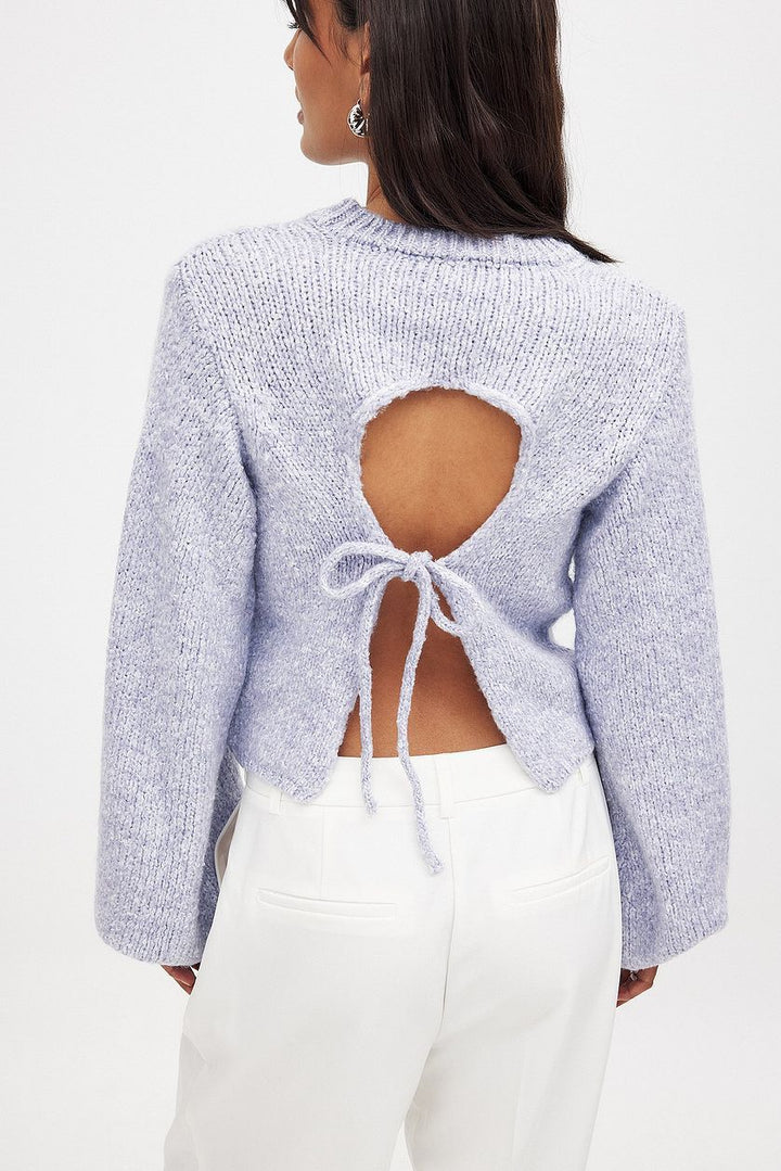 Kvinders afslappede strikket sweater med elegant rygudskæring og knude Stilla
