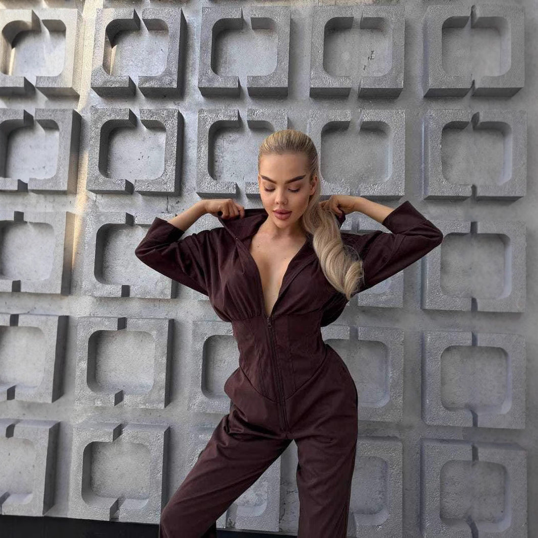 Kvinders jumpsuit med dyb udskæring og hætte Skovae