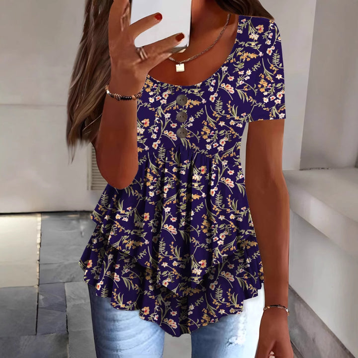 Damebluse med floralt flæsedesign og knapdetaljering Stilla
