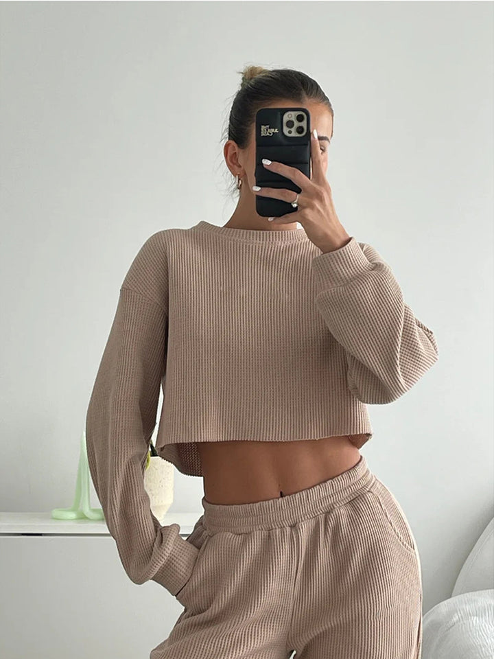 Kvinders afslappet sæt med cropped sweatshirt og brede bukser Skovae
