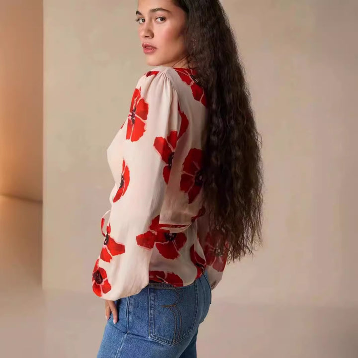 Dame indpakningsbluse med florale accenter og elegant taljehæk Stilla