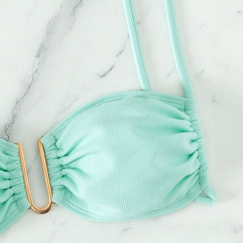 Dame bikini sæt med moderne rækkedetaljer og elegant gyldent accent Skovae