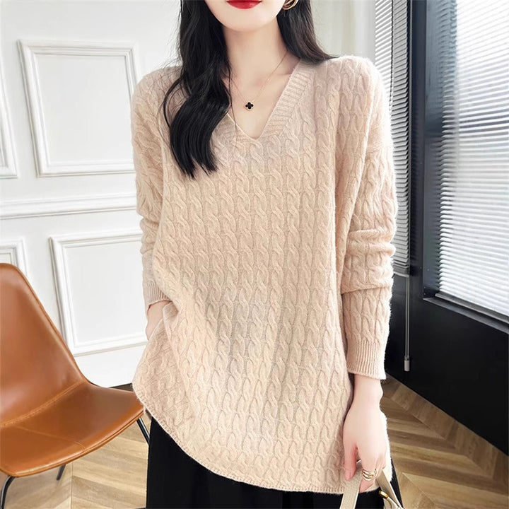 Kvinders V-hals sweater med karakteristisk kabelstrik mønster og afslappet pasform Stilla