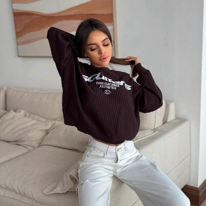 Kvinders sweatshirt med stilfuld skrift og trendy ribbet tekstur Stilla