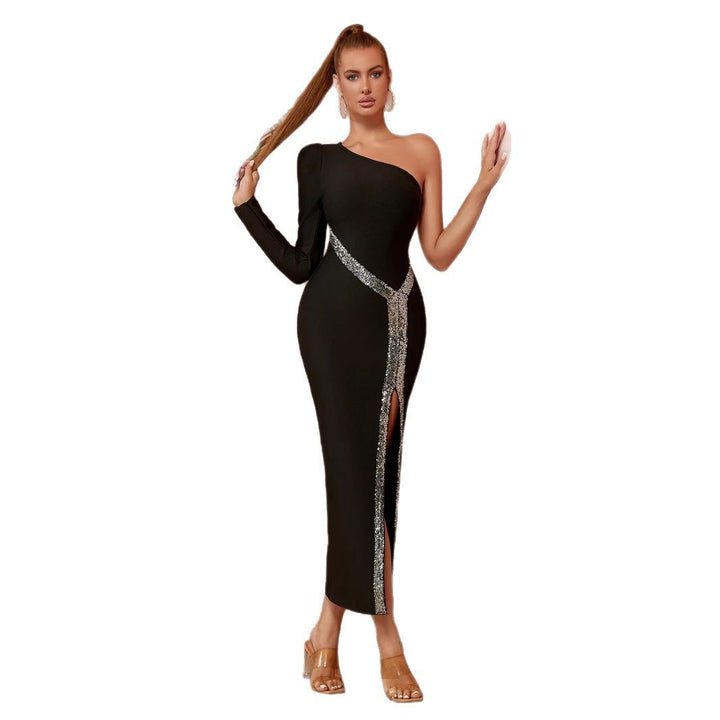 Dames Elegant Maxi Kjole med Asymmetrisk Snit og Funklende Detalje Stilla
