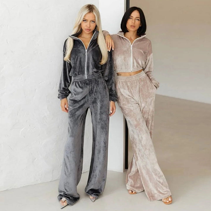 Kvinders fashionable velour sportsdragt med halv lynlås og elastiske manchetter Skovae
