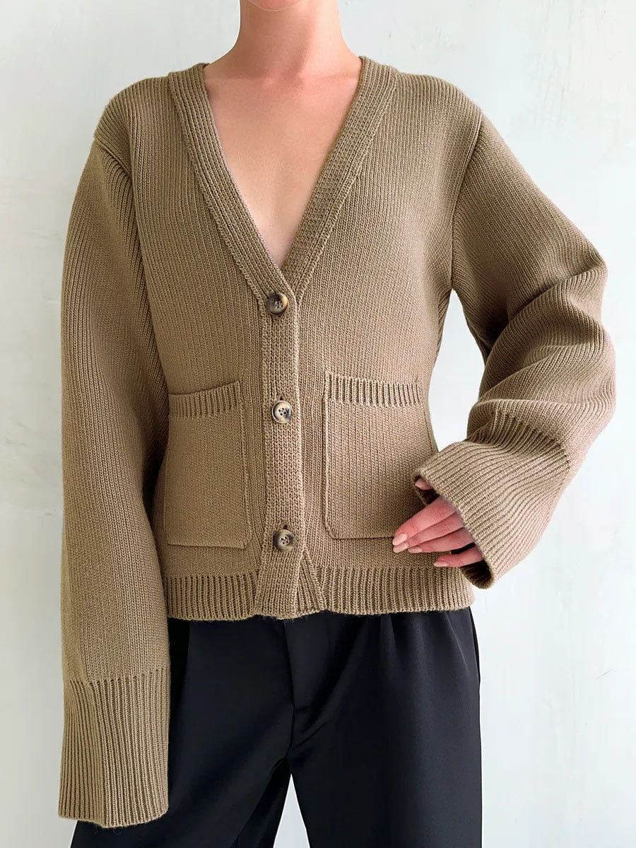 Kvinders cardigan med dyb V-hals og store lommer Stilla