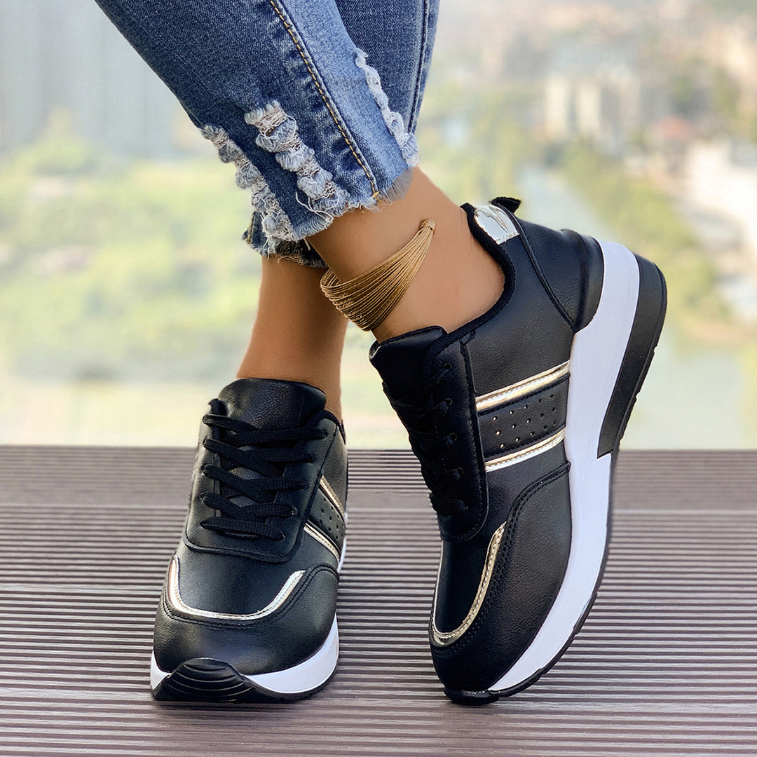 Dame nan City-Sneaker med dæmpet kilehæl, polstret komfortfodbed og elegante metallic-detaljer Skovae
