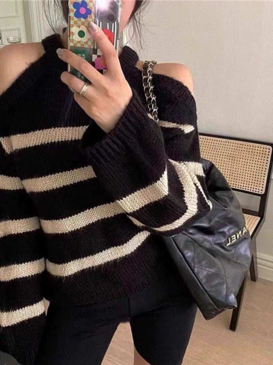Kvindes oversized pullover med åben skulderdesign og stribemønster Stilla