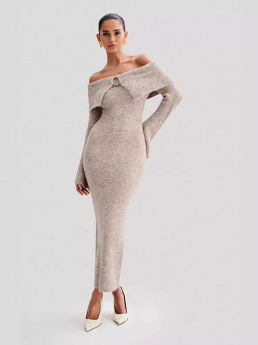Dame Figurformet Strikkjole med Off-Shoulder-design og Knapdetalje Stilla