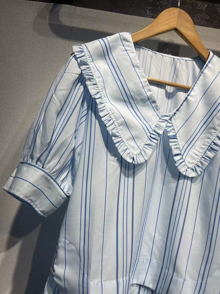 Dame kortærmet bluse med generøs krave og raffinerede volangdetaljer Stilla
