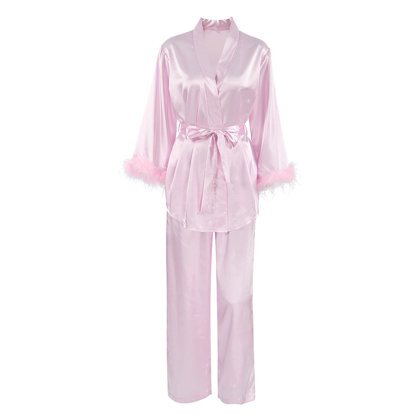 Dame elegant satin-pyjamasæt med modische fjerdetaljer Stilla