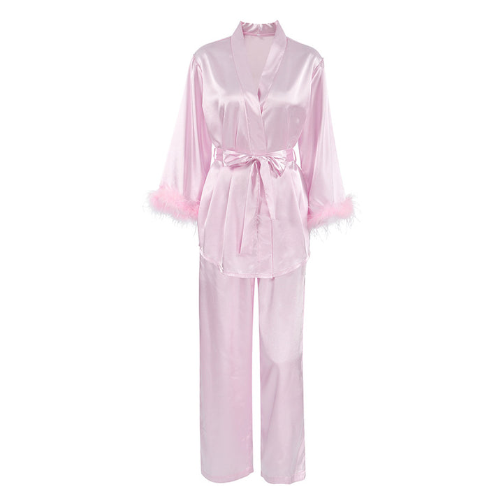 Dame elegant satin-pyjamasæt med modische fjerdetaljer Stilla