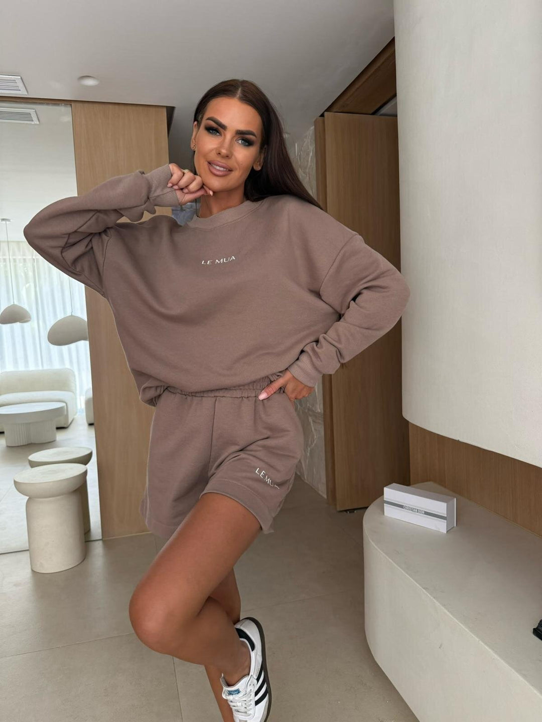 Kvinders afslappede fritids sæt med oversized sweatshirt og komfortable shorts Skovae