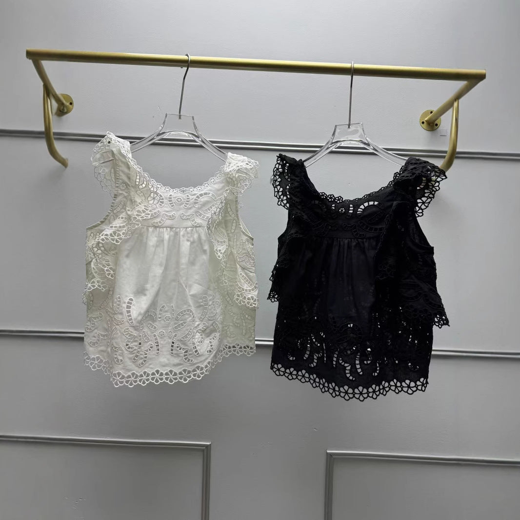 Damebluse med udsøgte hæklede dekorationer og flæsedetaljer Stilla