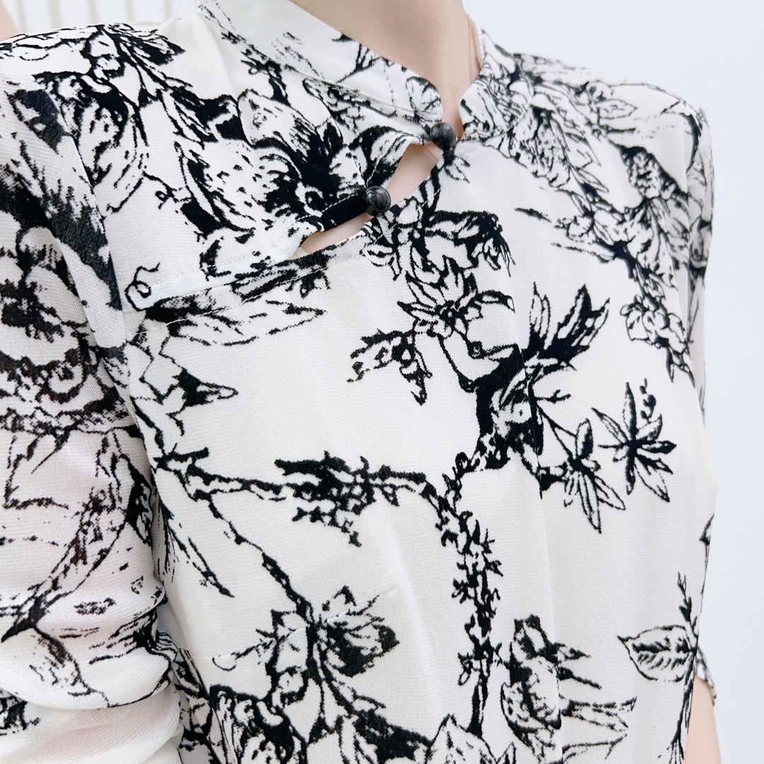 Damebluse med blomsterprint og elegant ståkrave Stilla