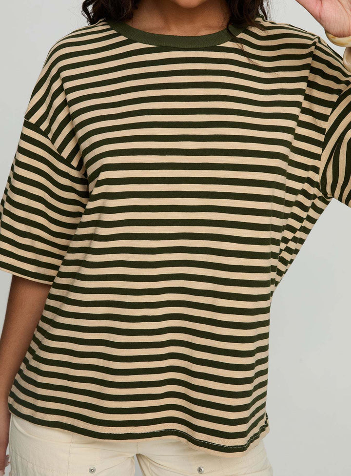 Kvinders stribede T-shirt med løs pasform og rund halsudskæring