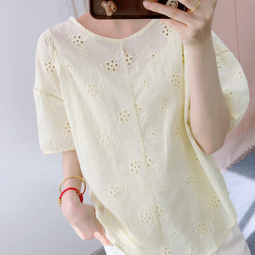 Damebluse med blomsterbroderi og luftige ærmer Stilla