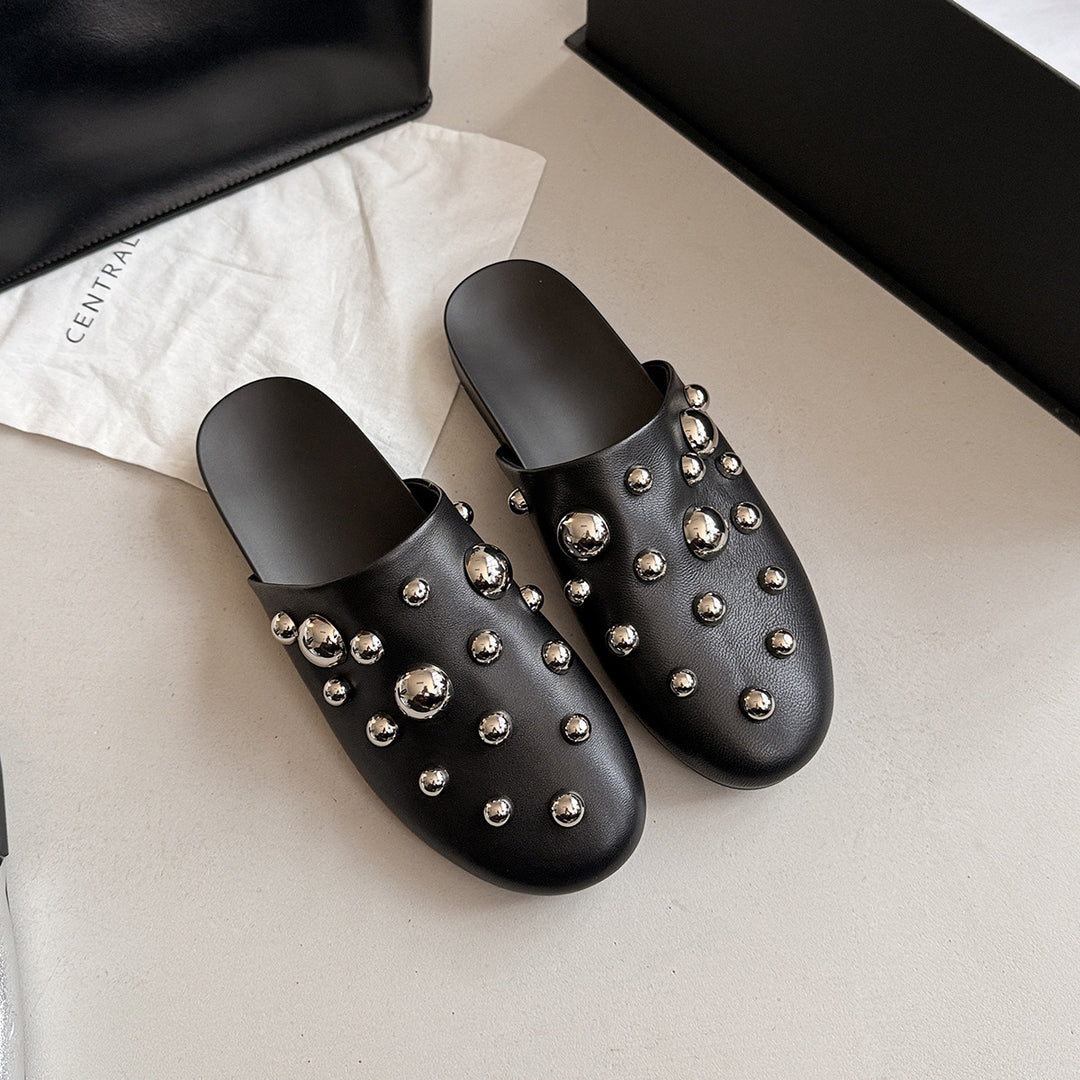Femme Fashion-Forward Slip-On Mules med dekorative metalliske accenter Stilla