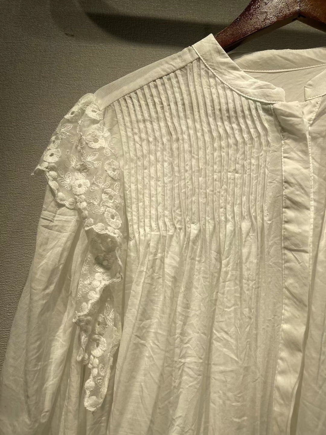 Damebluse med fine rynker og romantiske hæklede detaljer Stilla