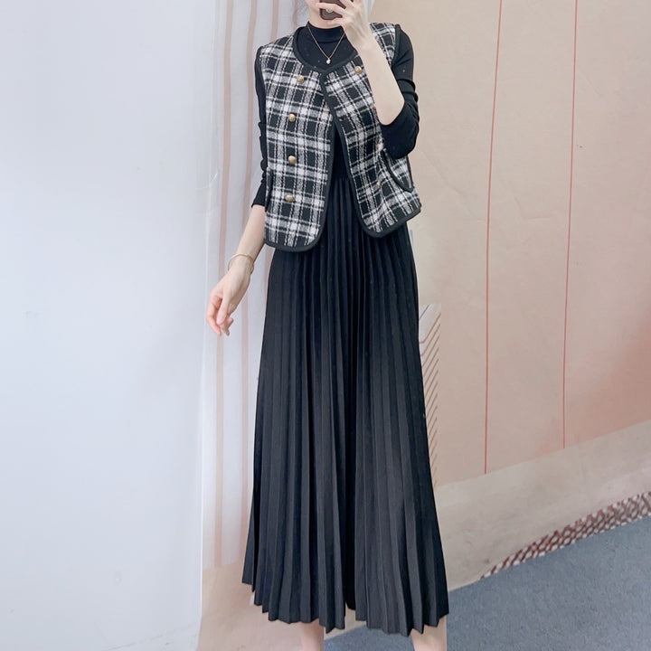 Dame Plisseret Maxikjole med moderne Oversized-Veste-Design og elegante Knapdetaljer Stilla