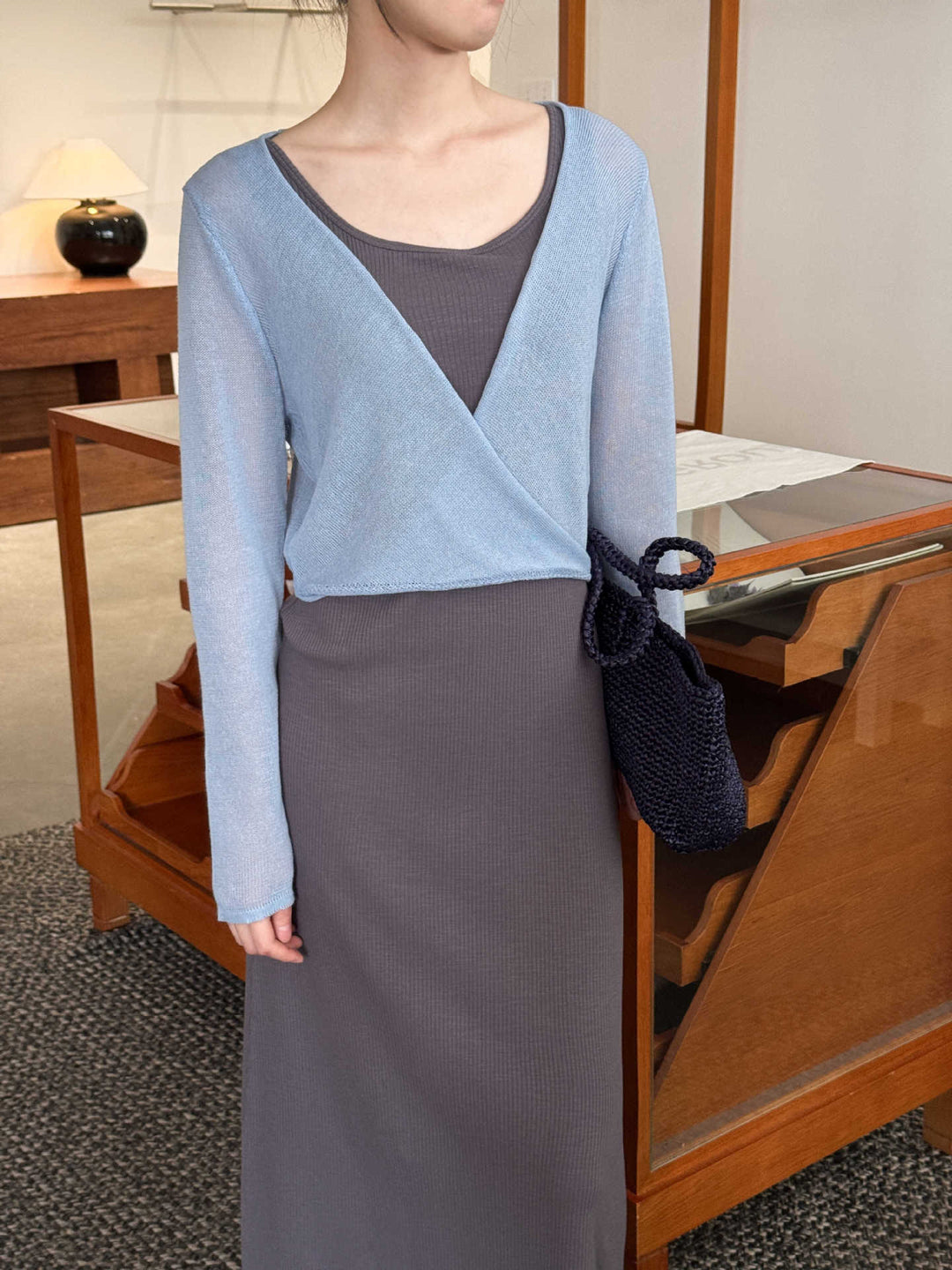 Dame luftig lag-look cardigan med moderne V-hals og fine masker Stilla