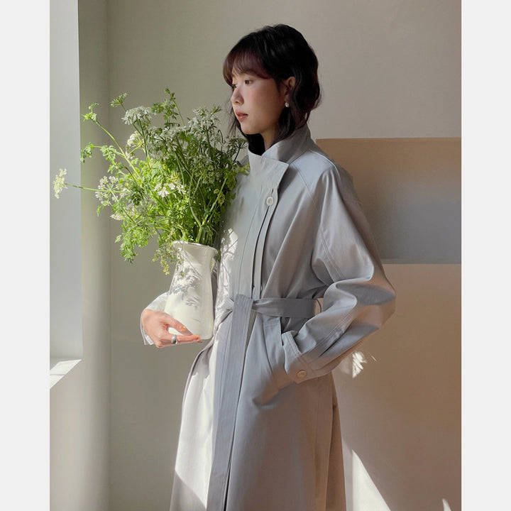 Dame modische trenchcoat med minimalistisk design og praktiske lommer Stilla