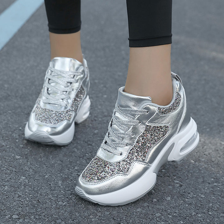 Dame nan modische Plateau-Sneaker med glimmerdetaljer og synlig luftpude Skovae