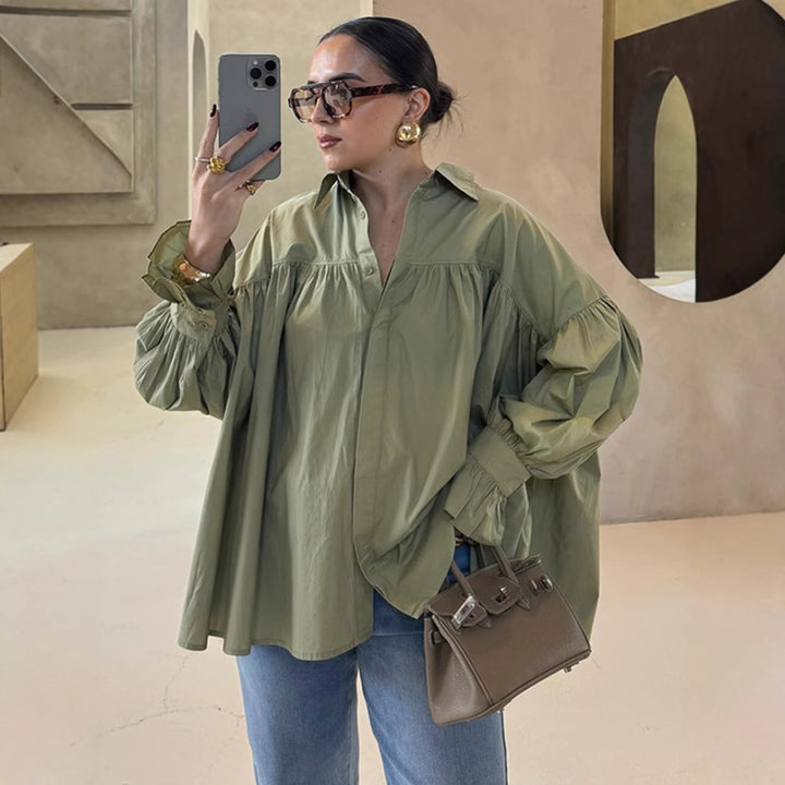 Damebluse med elegante flæseærmer og klassisk krave Stilla