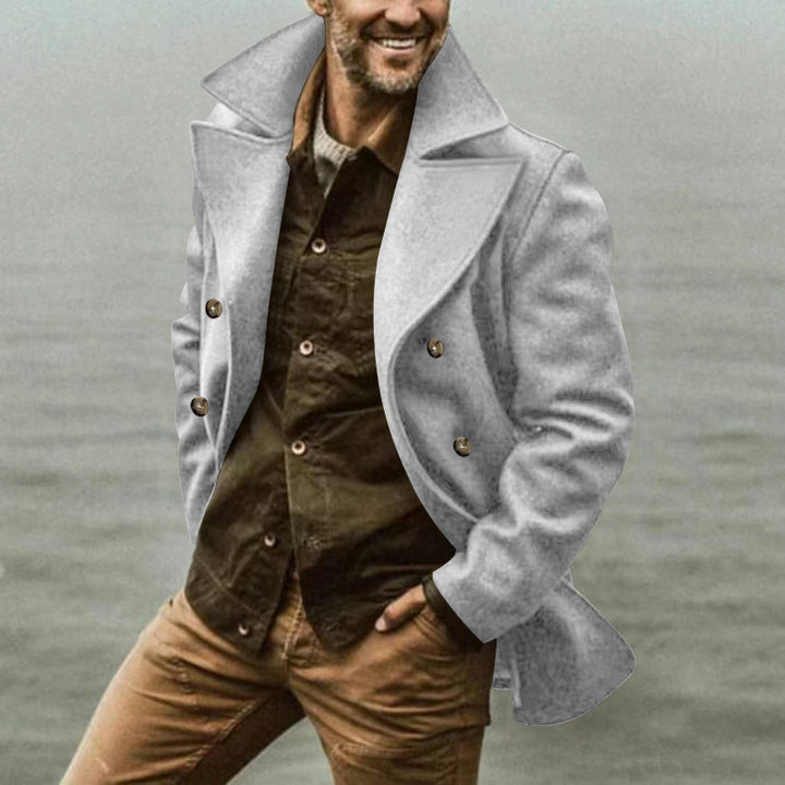 Herre mode Peacoat lavet af kvalitets uldmix med klassisk reverskrave og elegante knapper Stilla