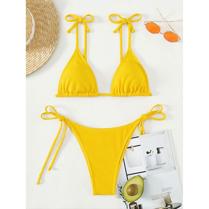 Dame Triangle-bikini med justerbare bindebånd og fin ribbestruktur Skovae