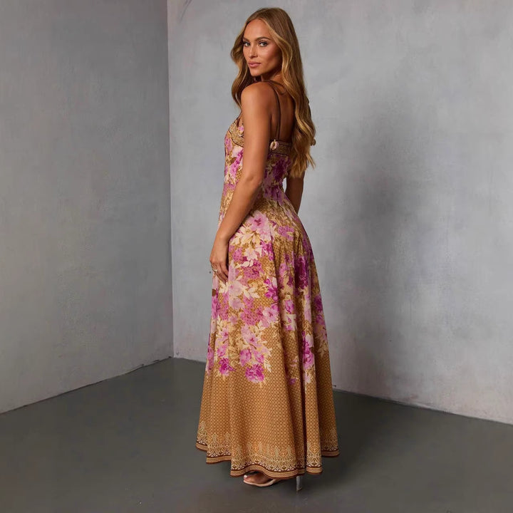 Dame maxi kjole i romantisk boheme stil med blomsteraccent og justerbare stropper