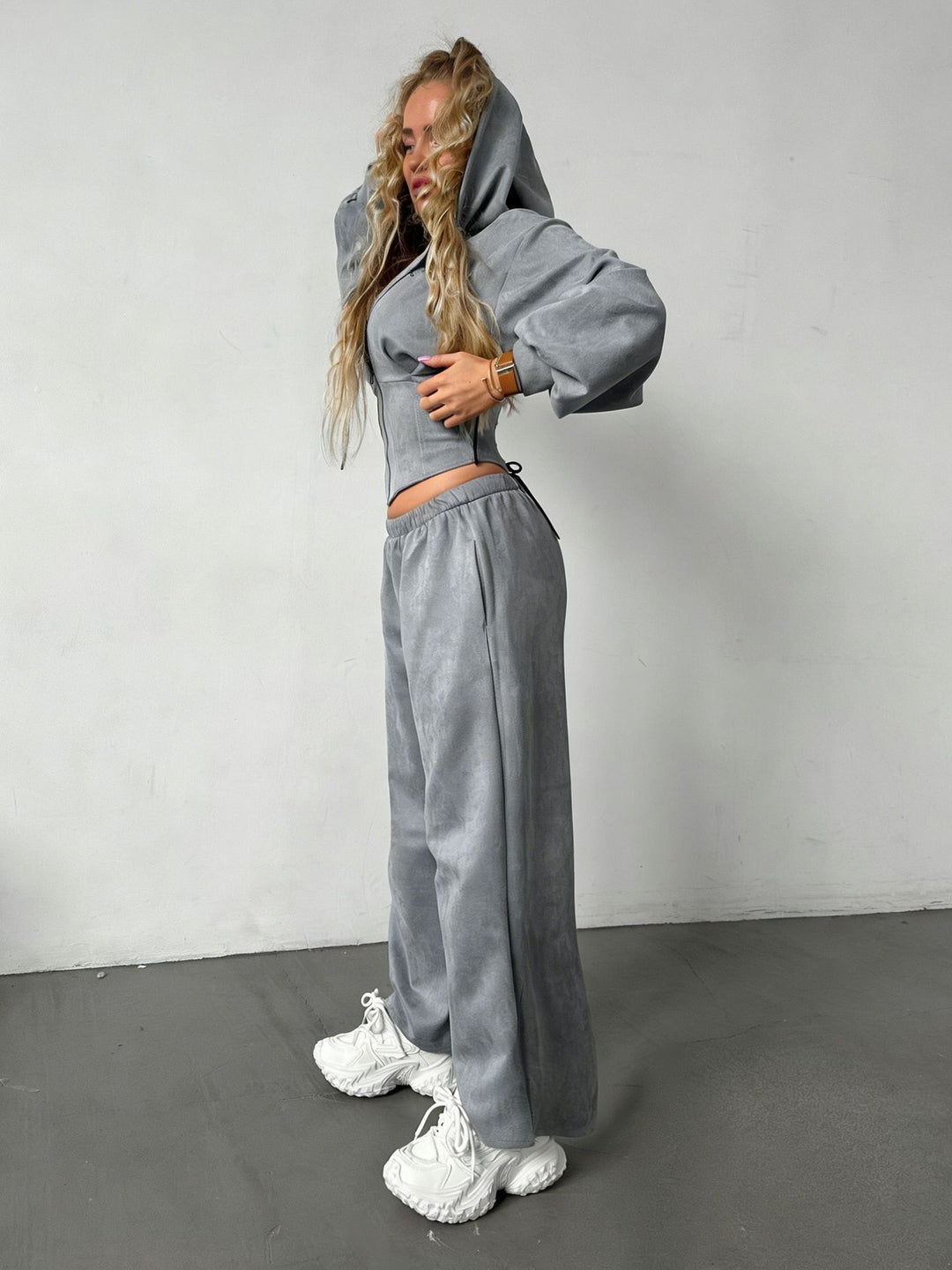 Kvinder sporty sæt af cropped hoodie jakke og brede joggingbukser med elastisk talje Skovae