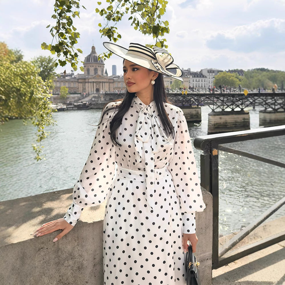 Dame Midi-kjole med elegante puffærmer og kontrastierende prikkedesign Stilla