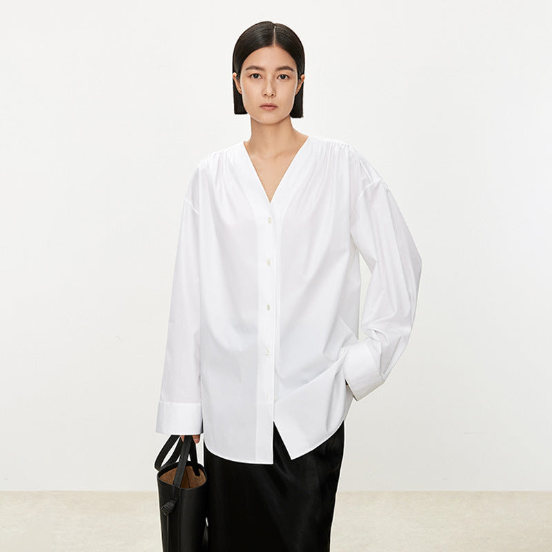 Damer trendy oversized skjorte med raffineret V-hals Stilla