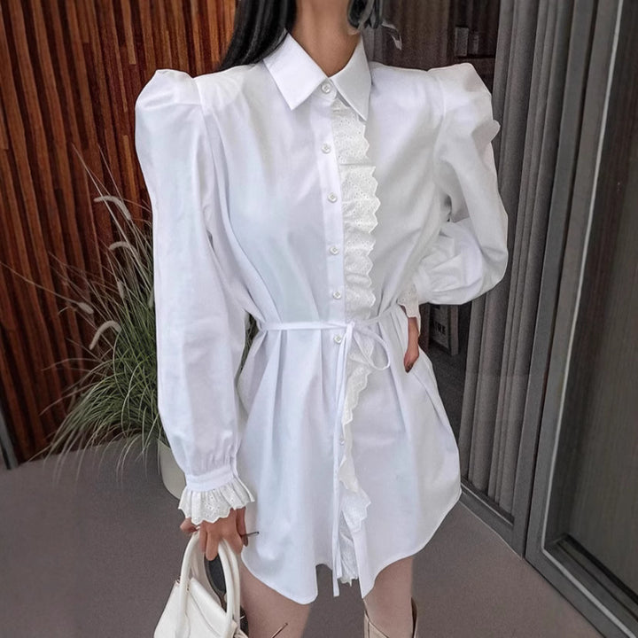 Dame skjortekjole med dekorative ruffles dekoration og et elegant bindebælte Stilla