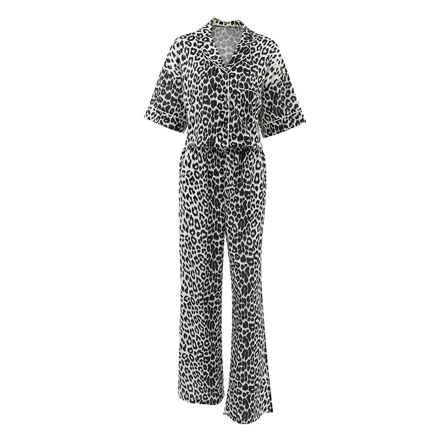 Dame lounge-sæt i leopardmønster med elegant snit og kvalitetsstof Stilla