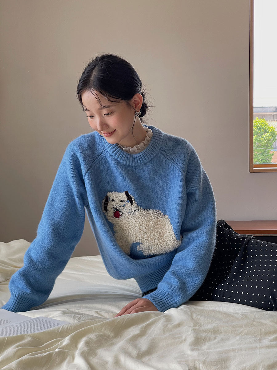 Dame strikket pullover med legesygt hundemotiv og elegante ruffleafslutninger Stilla
