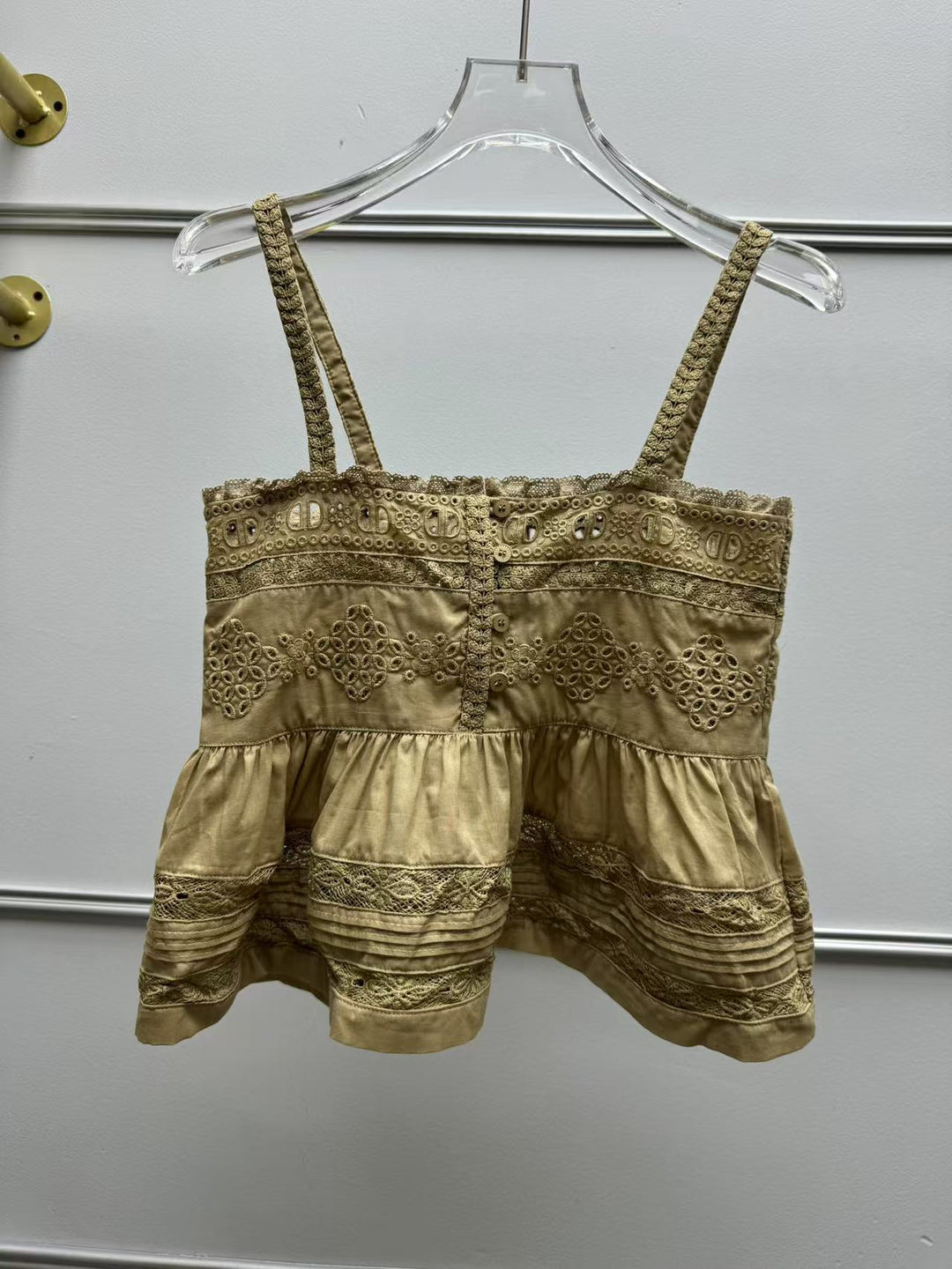 Dame romantisk spids top med volanger og fine detaljer Stilla