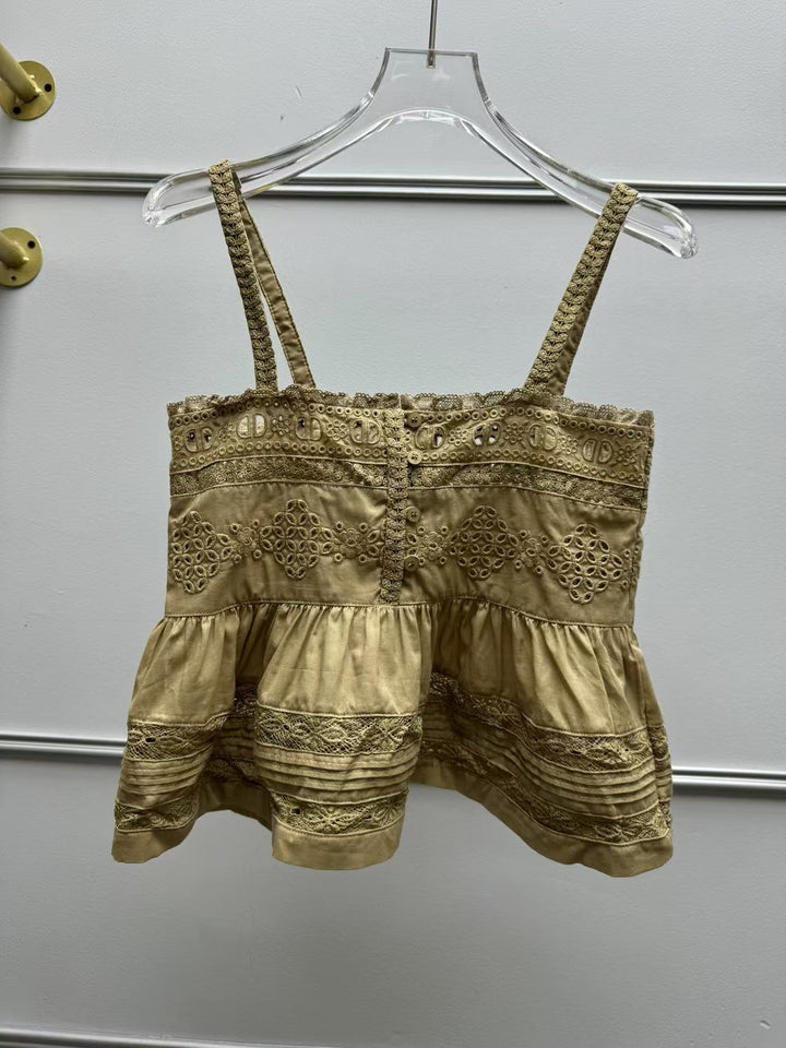 Dame romantisk spids top med volanger og fine detaljer Stilla