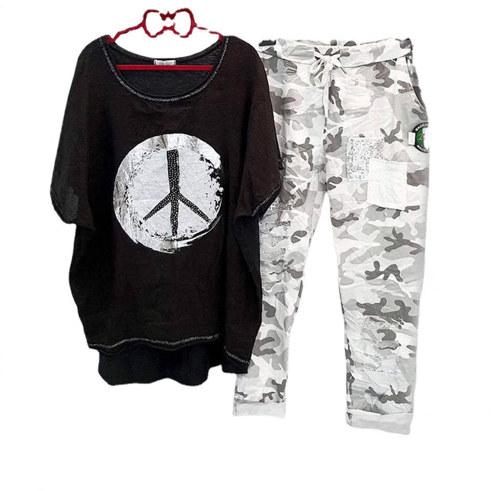 Damer med et afslappet fritidssæt med løst skåret linned-look t-shirt, fredssymbol og camouflage-joggingbukser med patchdetaljer Skovae